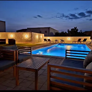 Lucy With Heated Pool & Free Private Parking Appartement